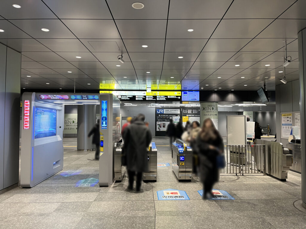 JR大阪駅西口からうめきた地下口へのアクセス：JR大阪駅　うめきた地下口改札付近の写真。左手に顔認証改札、右手に普通の改札あり