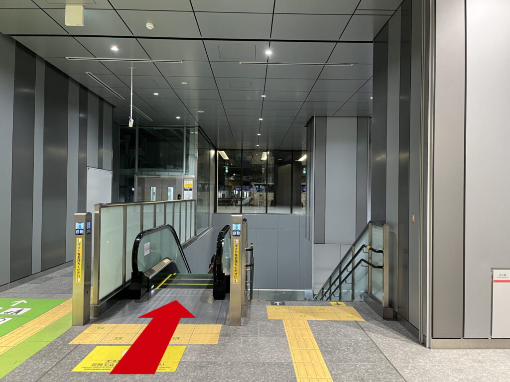 JR大阪駅西口からうめきた地下口へのアクセス：下りエスカレーター。エスカレーターを下る矢印