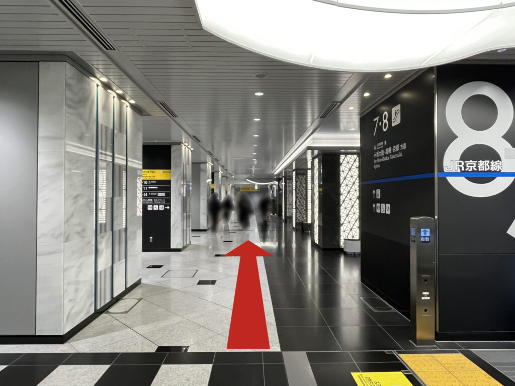 JR大阪駅西口からうめきた地下口へのアクセス：8番乗り場の柱を右手に、さきほどの通路を直進する矢印