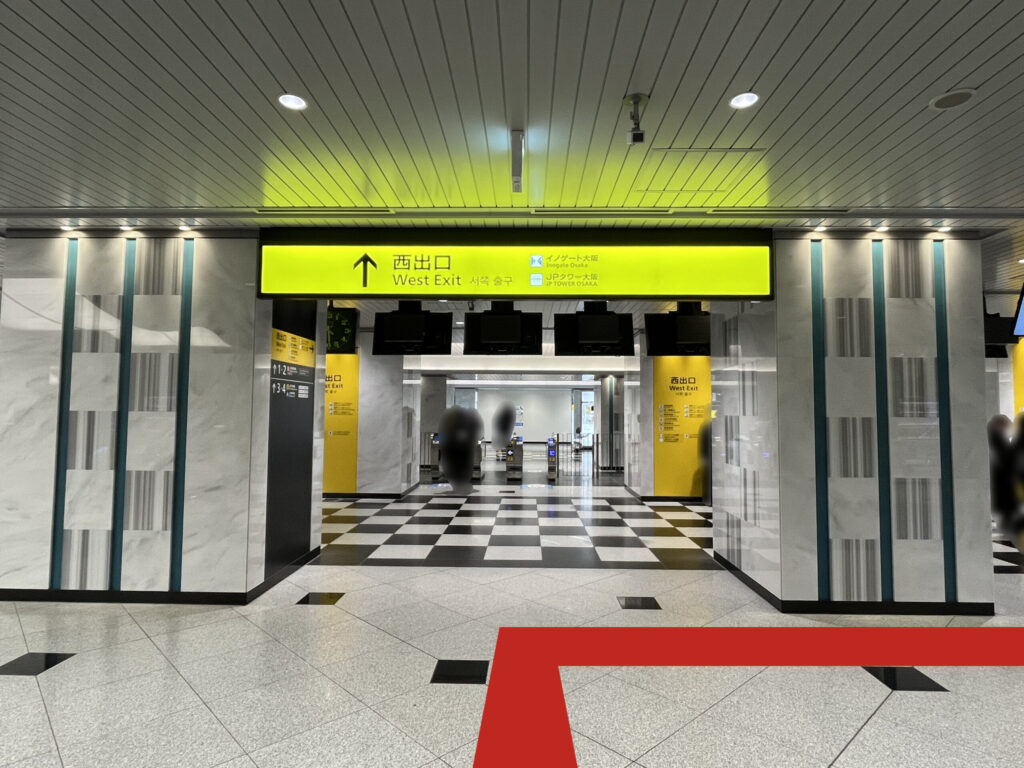 JR大阪駅西口からうめきた地下口へのアクセス：正面に「西出口」「イノゲート大阪」「JPタワー大阪」と書かれた看板あり。両脇に大きな四角い柱　右に曲がる矢印