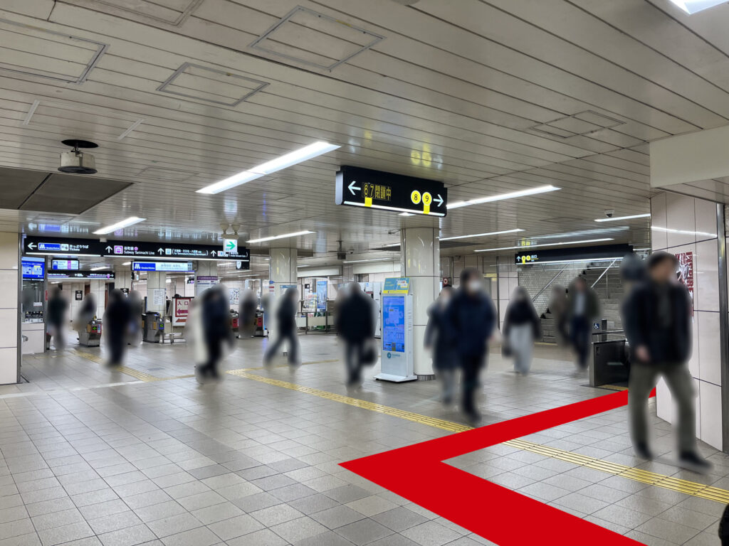 WeWork御堂筋フロンティアへのアクセス:8、9番出口の案内看板が見えたら右手に曲がる