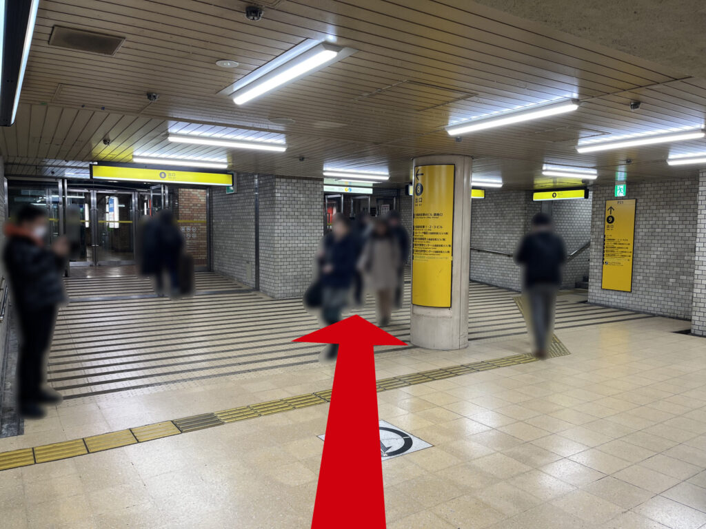 WeWork御堂筋フロンティアへのアクセス:エスカレーターを上った先、右斜上の8番出口方面へ伸びる