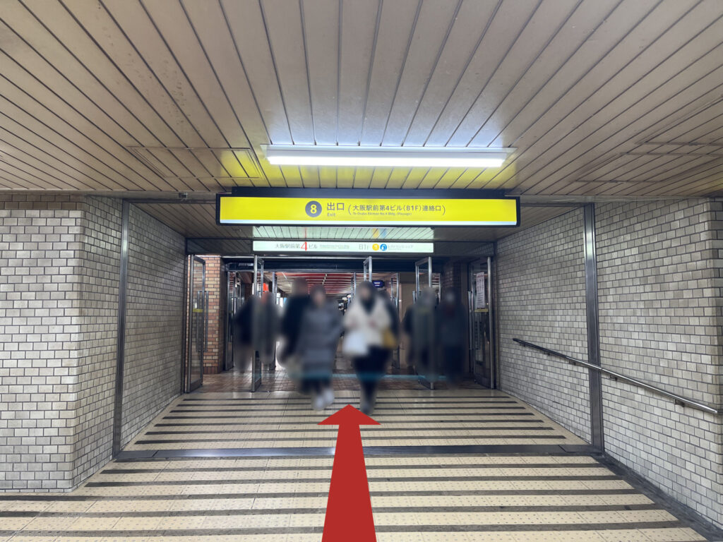 WeWork御堂筋フロンティアへのアクセス:8番出口前から第4ビル入口へと伸びる