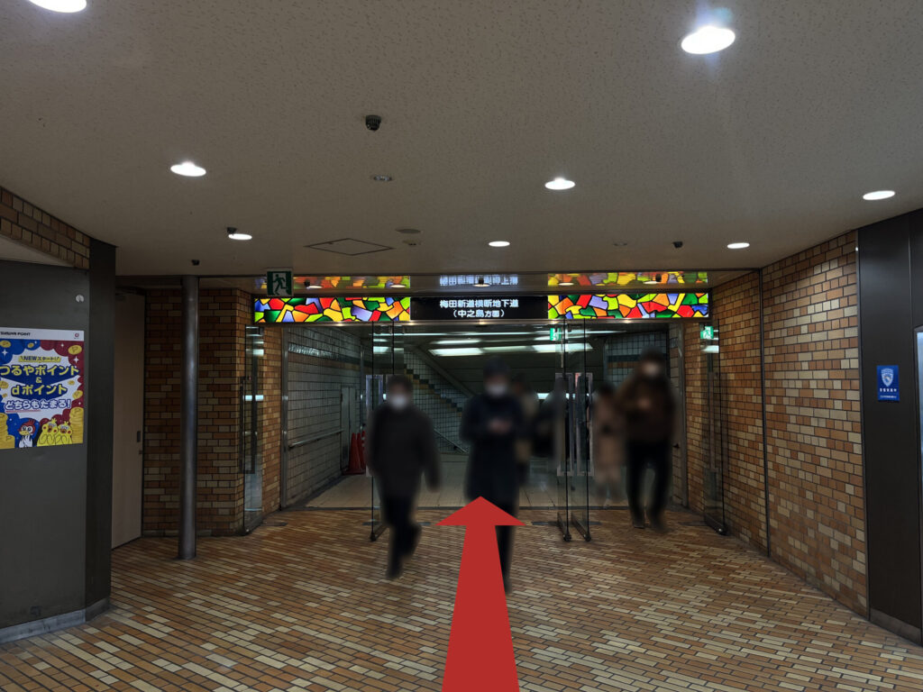 WeWork御堂筋フロンティアへのアクセス:梅田新道横断地下道へと進む