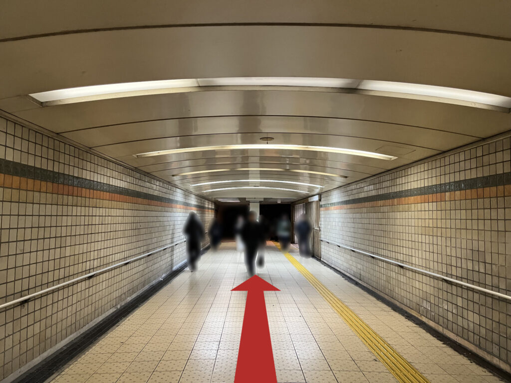 WeWork御堂筋フロンティアへのアクセス:梅田新道横断地下道内を直進する