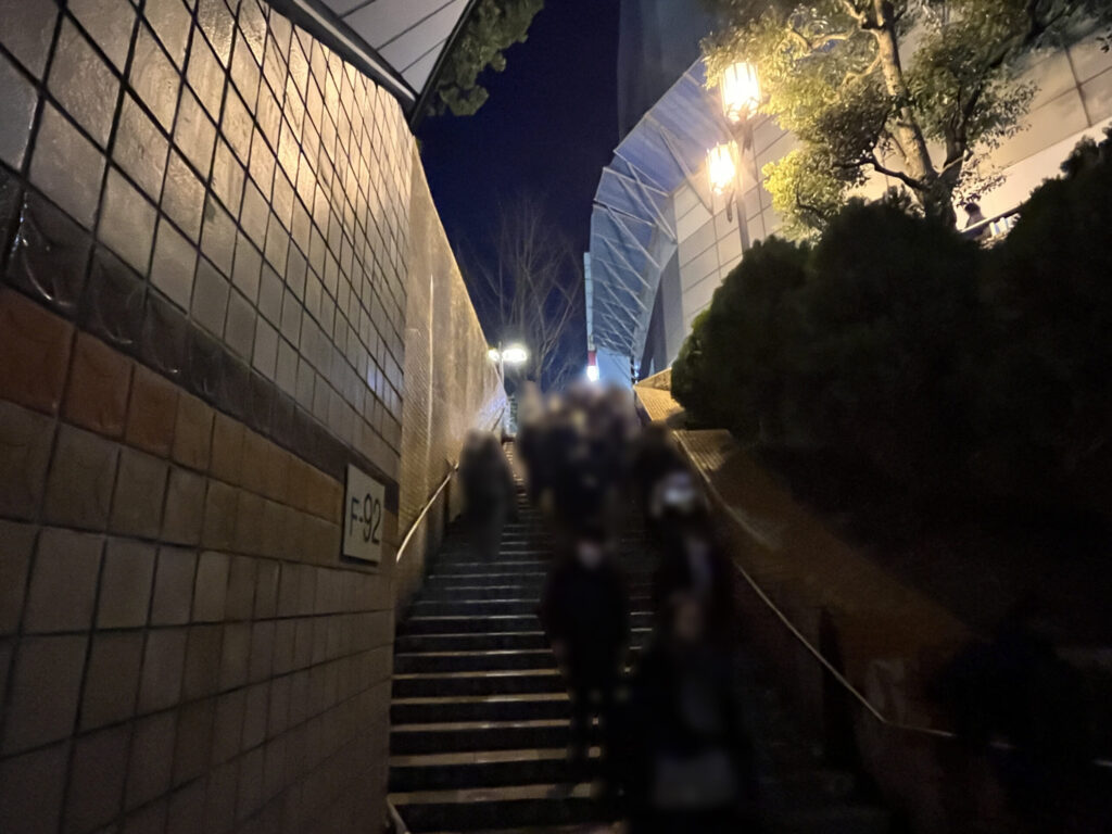 WeWork御堂筋フロンティアへのアクセス:F-92の階段を見上げるアングル 左手の壁にF-92の印あり