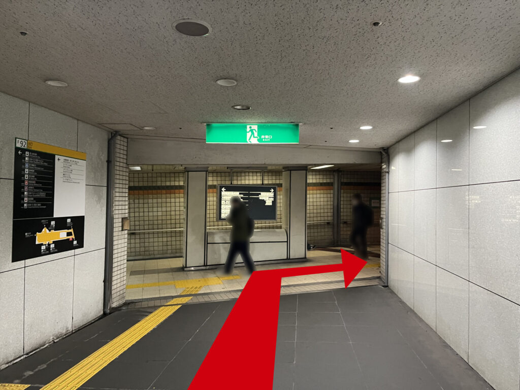 WeWork御堂筋フロンティアへのアクセス:梅田新道横断地下道に入る突き当たりを右手に進む 正面に非常口ランプあり