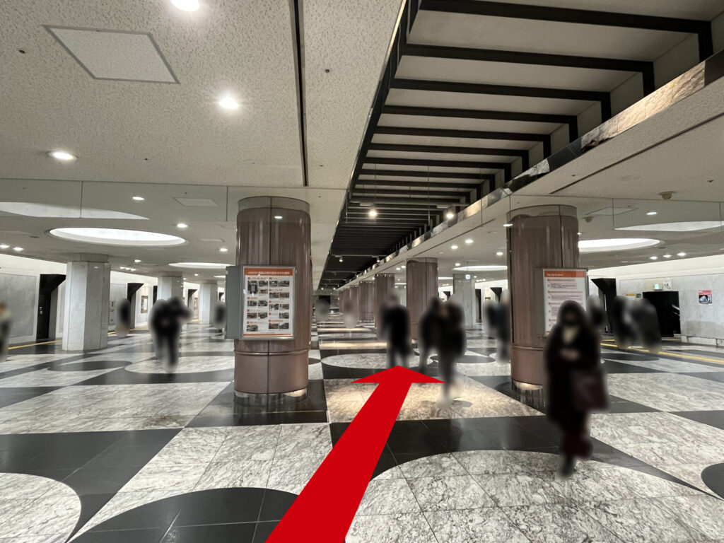 WeWork御堂筋フロンティアへのアクセス:JR東西線北新地駅周辺にある、丸い柱が並ぶコンコースを右斜め上に横切る