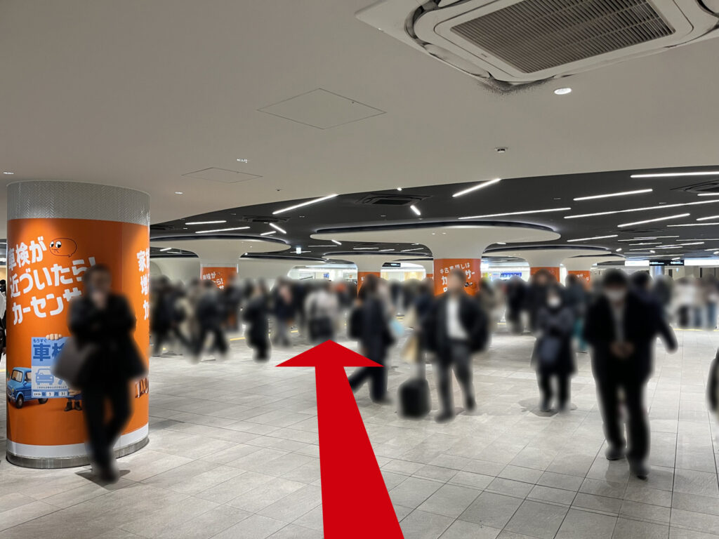 WeWork御堂筋フロンティアへのアクセス:御堂筋線梅田駅南改札を出て、円柱がいくつも立っているエリアを左斜め上に進む