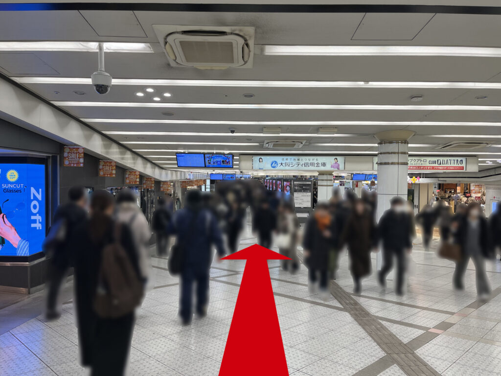 WeWork御堂筋フロンティアへのアクセス:Whity梅田を直進する 左手にZoffの看板、正面に大阪シティ信用金庫などの看板あり