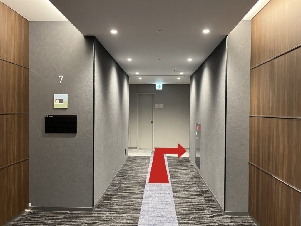 Signature グラングリーン ゲートタワーへのアクセス：7Fのエレベーターホールに着いたあとの写真。薄いグレーの床のラインに沿って進み、右に曲がる矢印