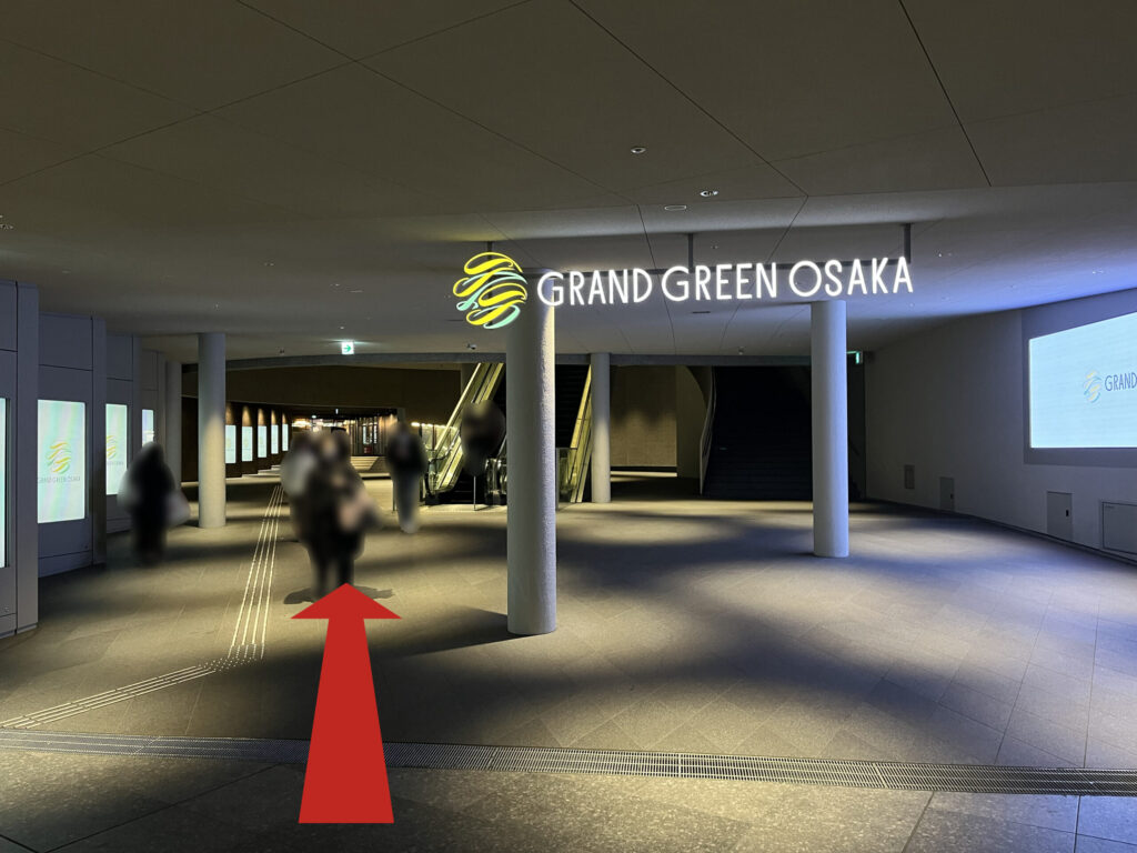 Signature グラングリーン ゲートタワーへのアクセス：グラングリーン大阪の看板下をまっすぐに矢印が伸びている