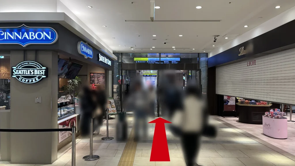 Signature グラングリーン ゲートタワーへのアクセス方法：「CINNABON」と「Lindt」が左右にあるルクア地下道出口付近。