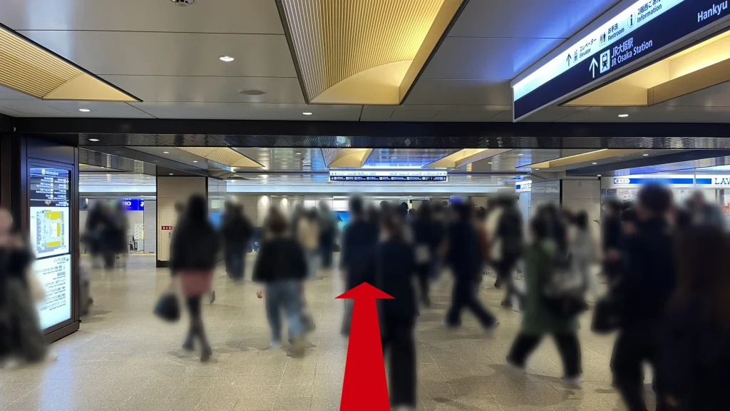 Alt：Signatureグラングリーンゲートタワーへのアクセス方法：阪急大阪梅田駅の2F中央改札外、右手にLAWSON、前方に1Fへ下りる階段とエスカレーター、右上にJR大阪駅方面を指す案内看板が見える様子。