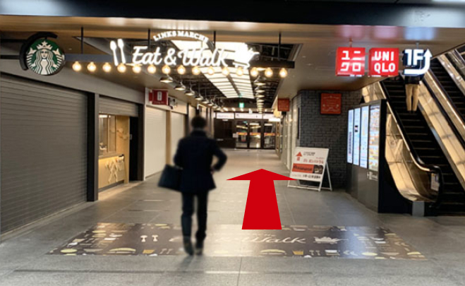 「Eat&Walk」の看板の下を直進しています
