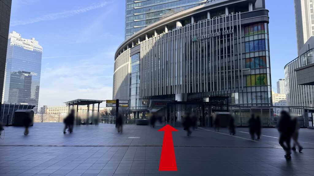 JAM BASEへのアクセス：ルクアとルクアイーレに挟まれた通路をグランフロント大阪方面へ直進する様子