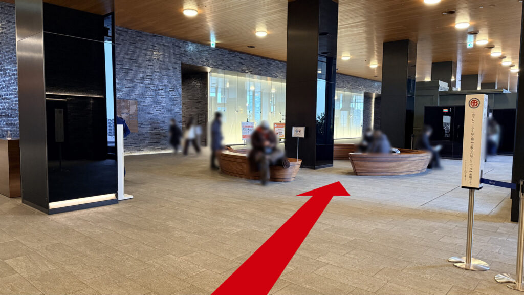 WeWork なんばスカイオへのアクセス：なんばスカイオ10階でのエレベーター乗り換えの様子