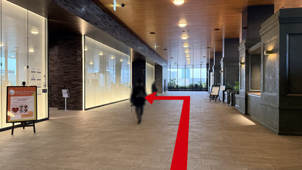 WeWork なんばスカイオへのアクセス：なんばスカイオ10階でのエレベーター乗り換えの様子