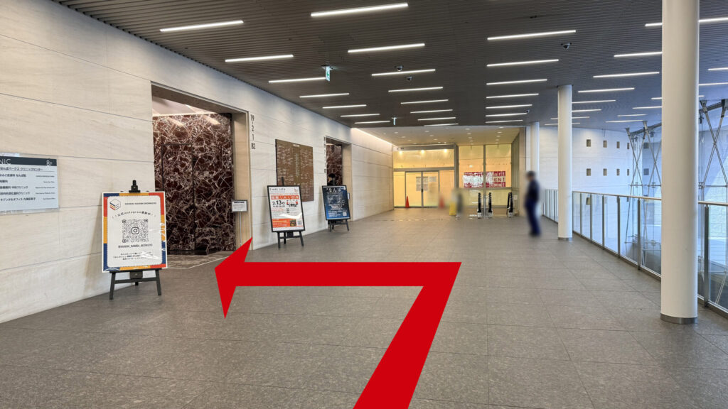 なんばパークスタワーの1階エントランス