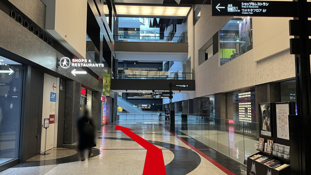 JAM BASEへのアクセス：グランフロント大阪北館の2F通路を直進する様子