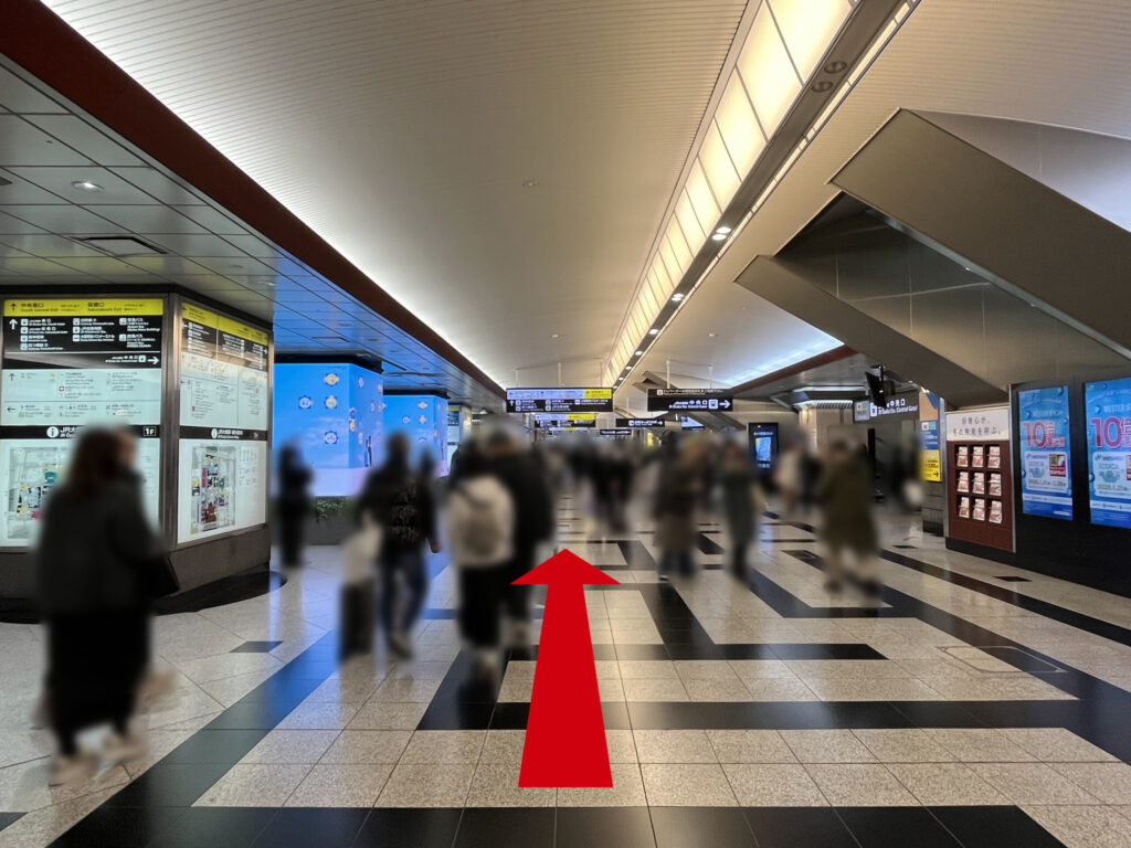 Signature大阪梅田ツインタワーズ・サウスへのアクセス：JR大阪駅 中央口改札を出て右に進むコンコース。右手が中央口。通路に沿って四角い大きな柱が並んでいる