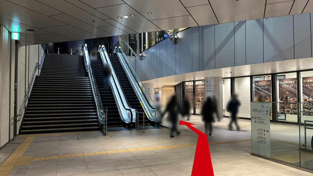 Signature大阪梅田ツインタワーズ・サウスへのアクセス：通路奥にある上りエスカレーターには乗らず、その右側にある「オフィスロビー」の案内看板がある通路へ向かう。