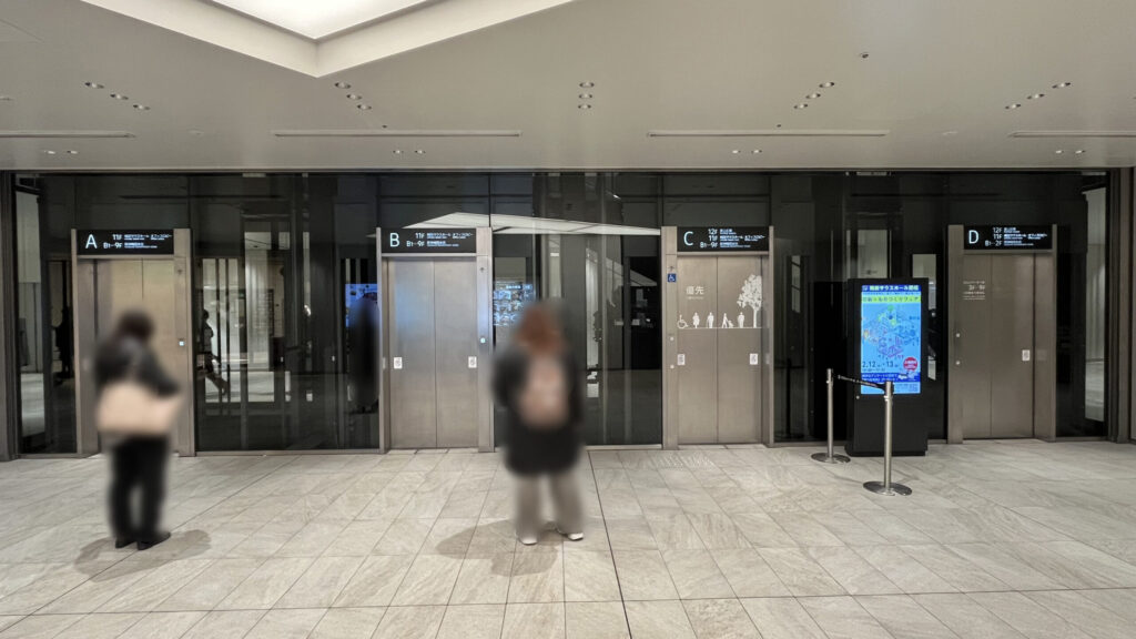 Signature大阪梅田ツインタワーズ・サウスへのアクセス：エレベーターホール。エレベーターが4機並んでいる