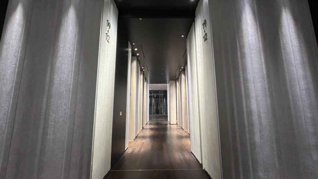 Signature大阪梅田ツインタワーズ・サウスへのアクセス：オフィスエリア専用の、銀色の壁が並ぶエレベーターホール