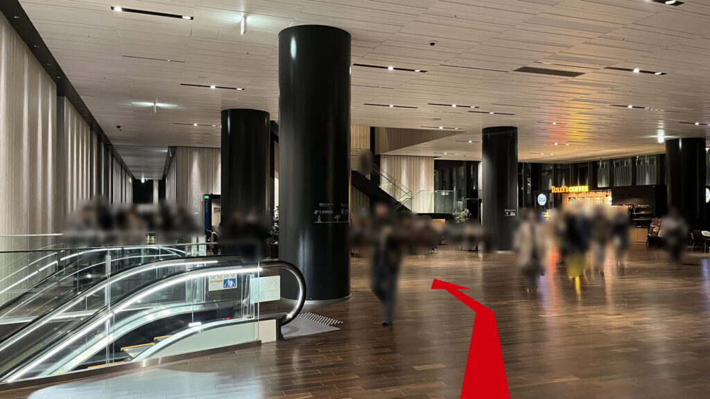 Signature大阪梅田ツインタワーズ・サウスへのアクセス：オフィスロビー　右奥にタリーズコーヒー、左手前に下りのエスカレーターがある