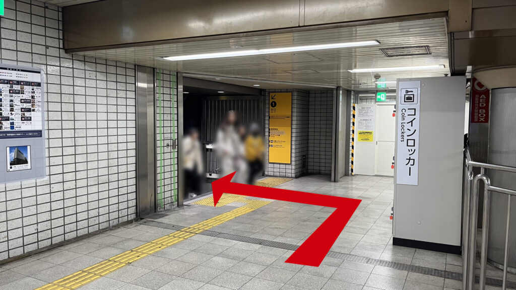 WeWork本町へのアクセス：1番出口方面へ続く階段のそば、右手にコインロッカーがある