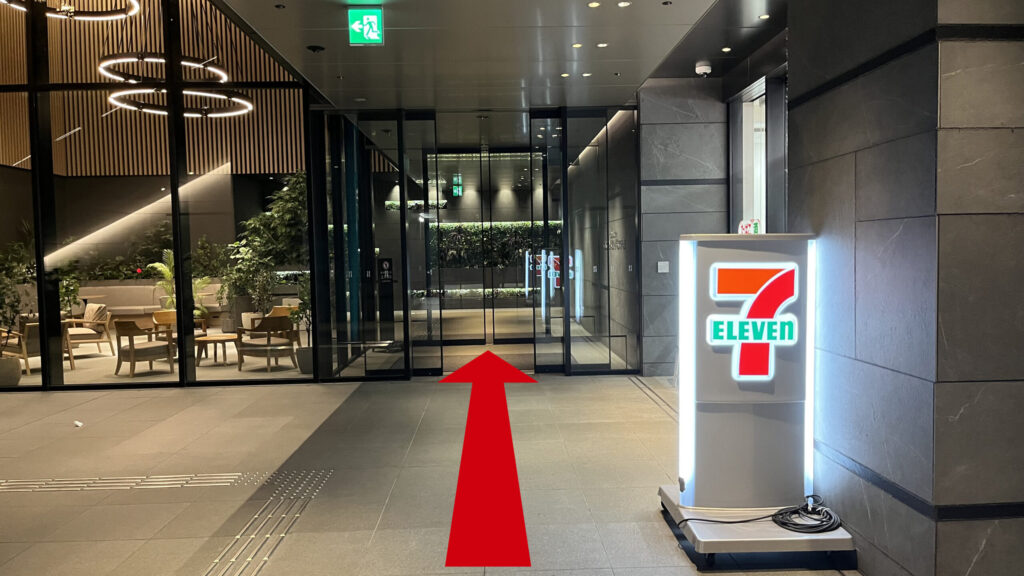 WeWork本町へのアクセス：本町ガーデンシティテラスへの連絡口とセブンイレブンの看板
