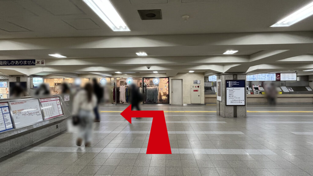billage OSAKA 朝日プラザ梅田へのアクセス：阪急大阪梅田駅 茶屋町口改札を出て左方向へ進む様子