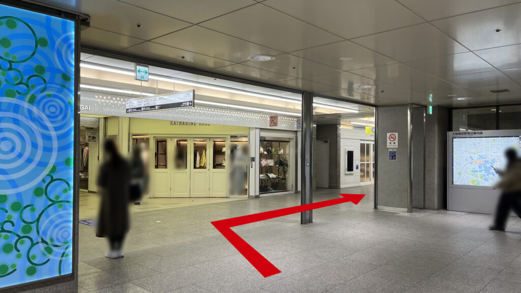 H¹O梅田茶屋町へのアクセス：エスカレーターを降りて右手に進む通路