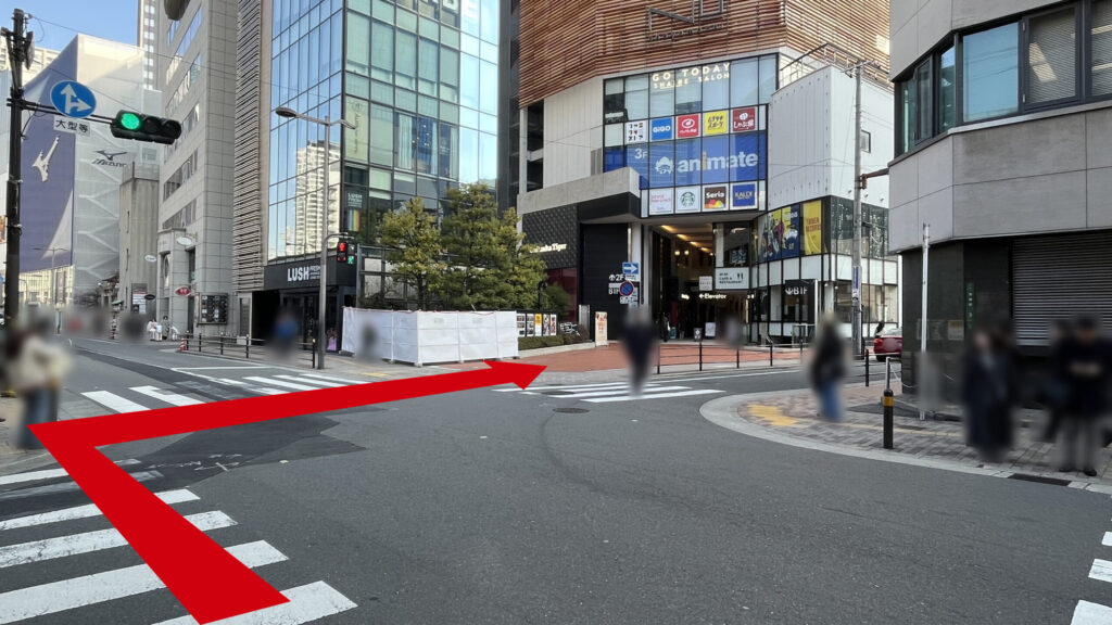 H¹O梅田茶屋町へのアクセス：交差点の図　斜め右方向にNU茶屋町が見える