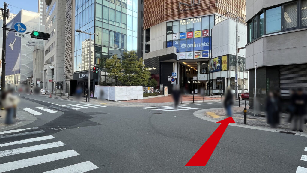 billage OSAKA 朝日プラザ梅田へのアクセス：交差点を渡る様子　正面にはNU茶屋町が見える