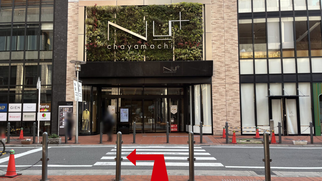 H¹O梅田茶屋町へのアクセス：NU茶屋町の通路を通り抜け、NU茶屋町＋に向かって左手に曲がる図