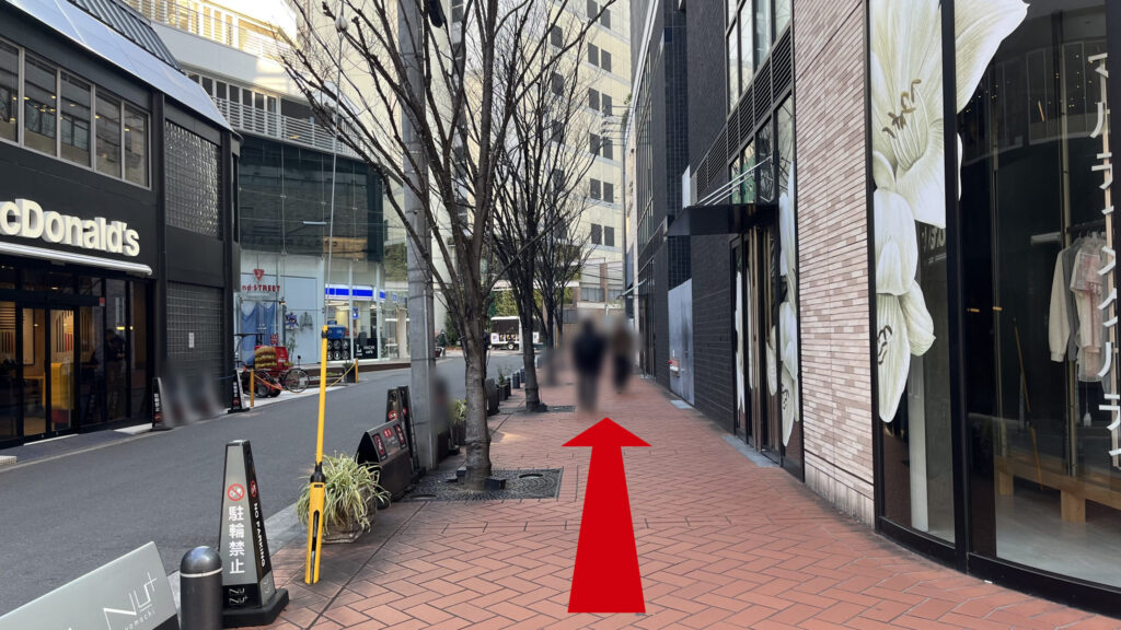 H¹O梅田茶屋町へのアクセス：角のマクドナルドを左にして進む様子　右手にNU茶屋町の建物がある