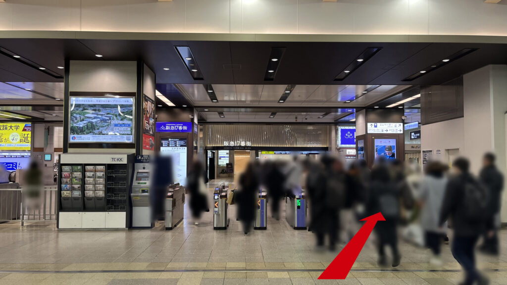 ワークスタイリング梅田へのアクセス：阪急大阪梅田駅 3階改札口を出て、正面の阪急17番街・阪急ターミナルビル方面へ向かう様子