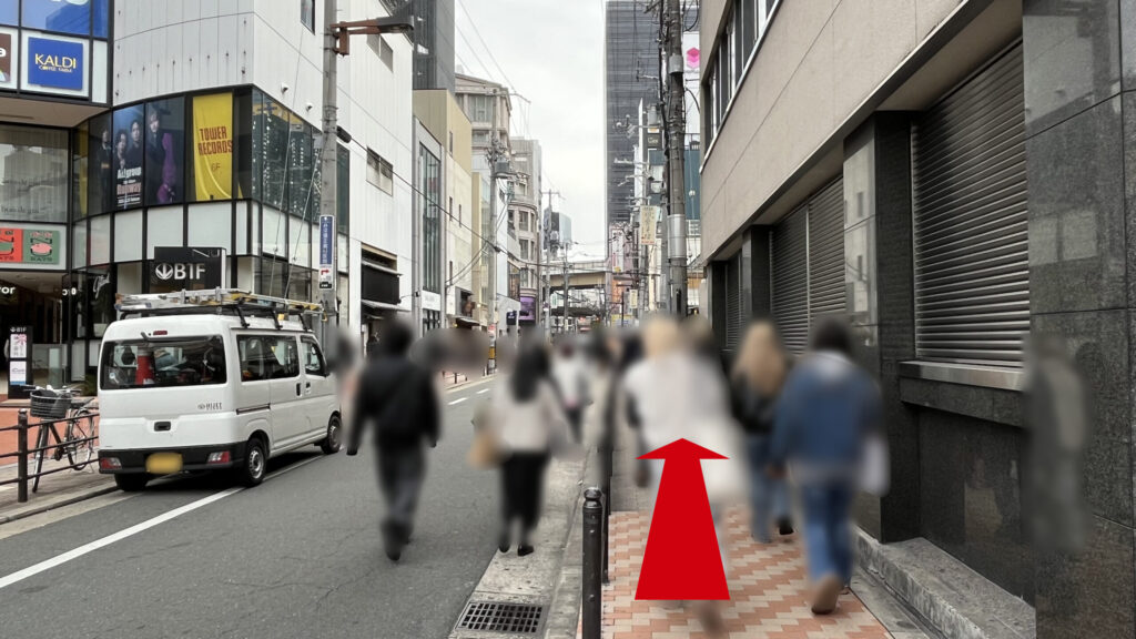 billage OSAKA 朝日プラザ梅田へのアクセス：交差点を渡り「NU茶屋町」横の歩道を直進する様子
