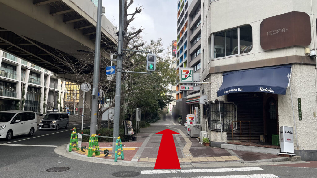 billage OSAKA 朝日プラザ梅田へのアクセス：左折した後の様子　信号を渡り直進する　右手に「セブンイレブン」、左手に新御堂筋が見える