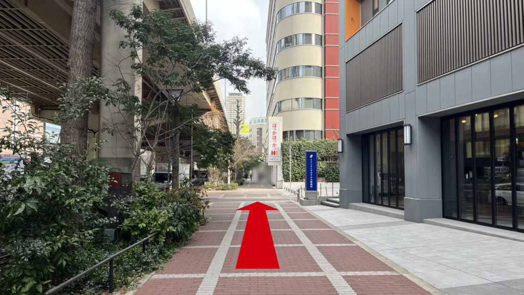 billage OSAKA 朝日プラザ梅田へのアクセス：さらに直進する　「右手前方にほっかほっか亭」の看板が見える
