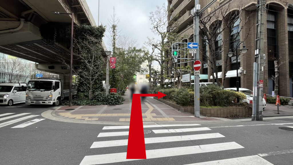 billage OSAKA 朝日プラザ梅田へのアクセス：信号を渡って右手に目的地が見える様子