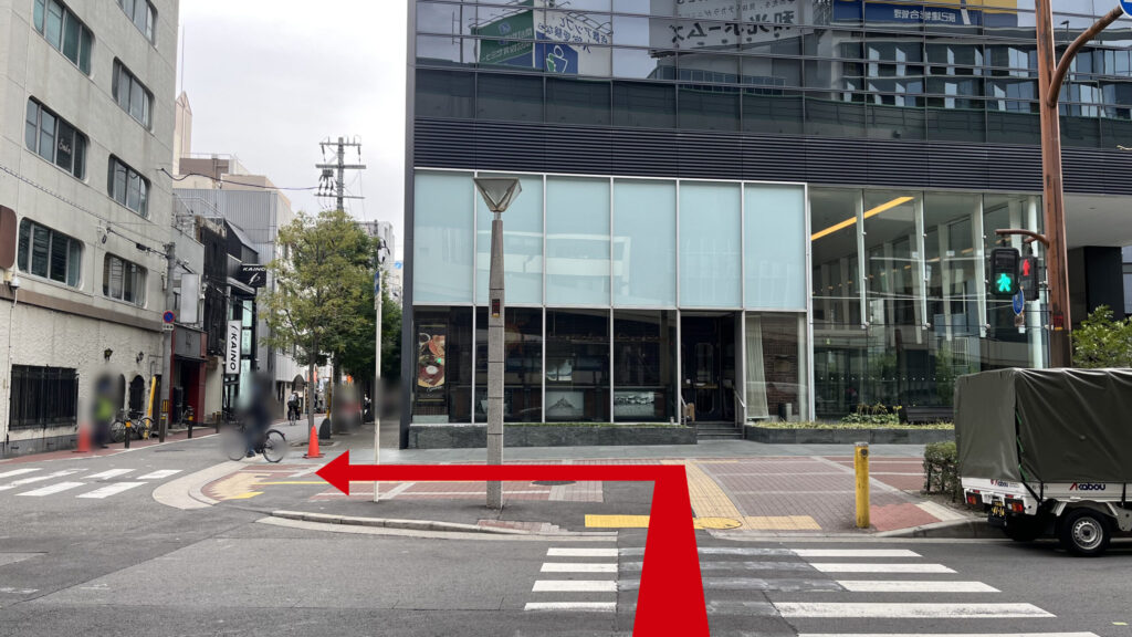 billage OSAKA 朝日プラザ梅田へのアクセス：新御堂筋の高架下を横断する様子　信号を渡って左に曲がる