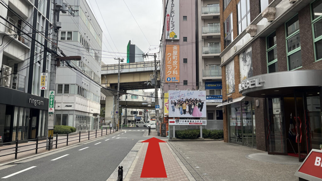 billage OSAKA 朝日プラザ梅田へのアクセス：歩道を直進する様子　右手にBELeBEL美容専門学校