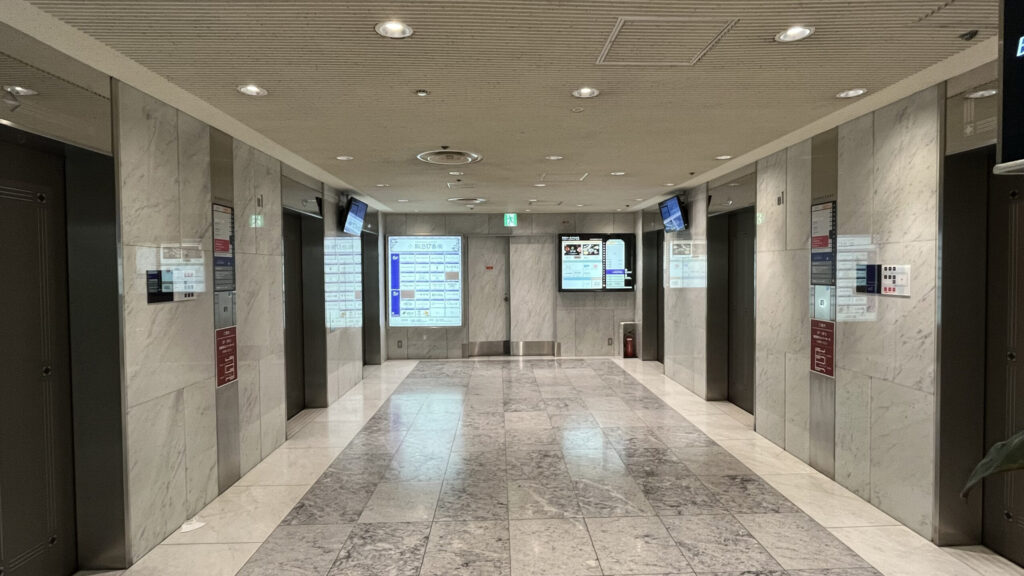 ワークスタイリング梅田へのアクセス：高層階用エレベーターホールの写真　エレベーターが4機ある