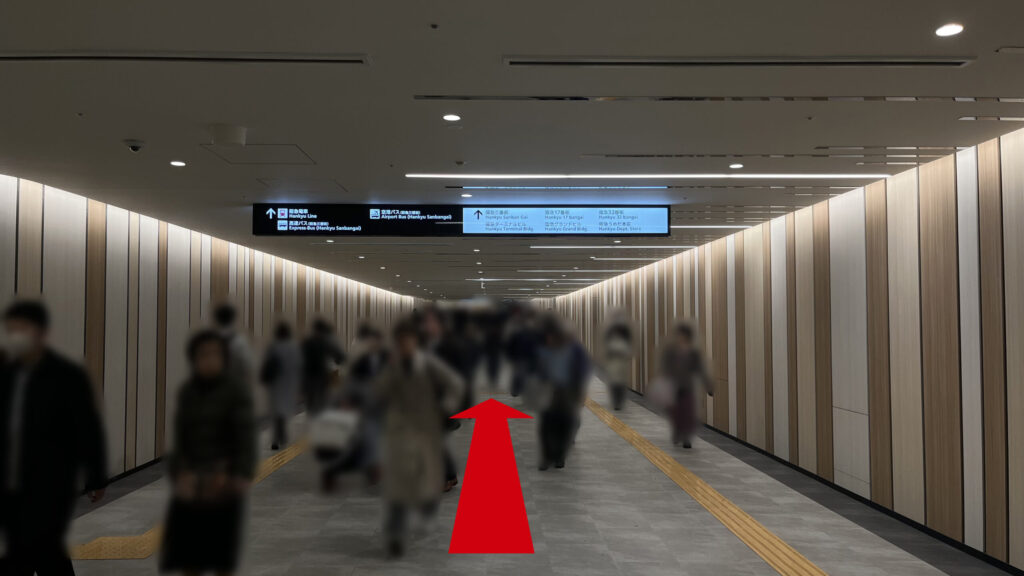 ワークスタイリング梅田へのアクセス：地下通路を直進　前方上部に「阪急電車」や「阪急三番街」と書かれた看板が掲げられている