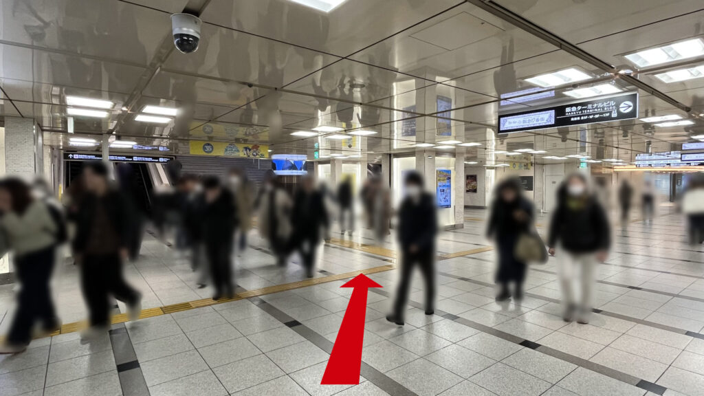 billage OSAKA 朝日プラザ梅田へのアクセス：地上へ向かうエスカレーターがある地下広場　２機あるうち左前方にあるエスカレーターが写っている　右手に阪急ターミナルビルがある