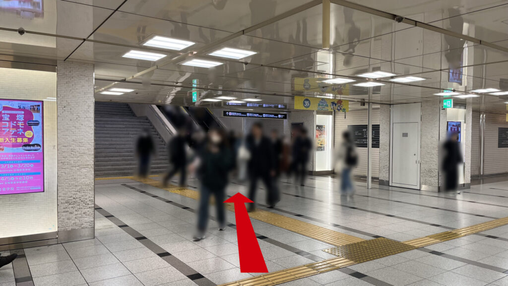 billage OSAKA 朝日プラザ梅田へのアクセス：地上へ向かうエスカレーターがある地下広場　２機あるエスカレーターのうち向かって右手にあるエスカレーターの写真