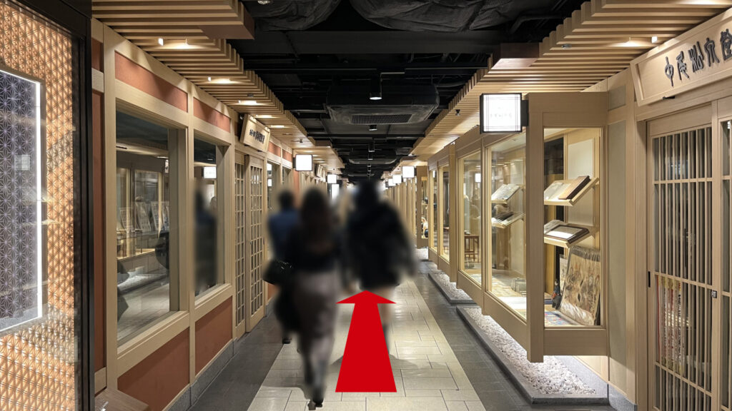 billage OSAKA 朝日プラザ梅田へのアクセス：うめ茶小路を進む様子