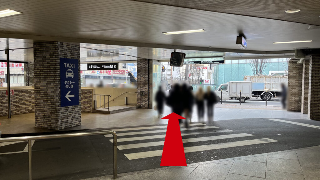 billage OSAKA 朝日プラザ梅田へのアクセス：うめ茶小路を出て敷地内の横断歩道を渡っている様子